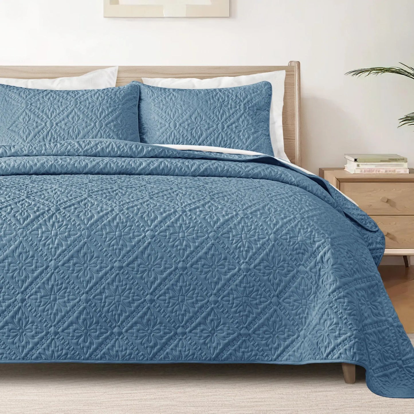 Modern Lightweight Quilt Bedding Set With Pillow Shams Microfiber Polyester