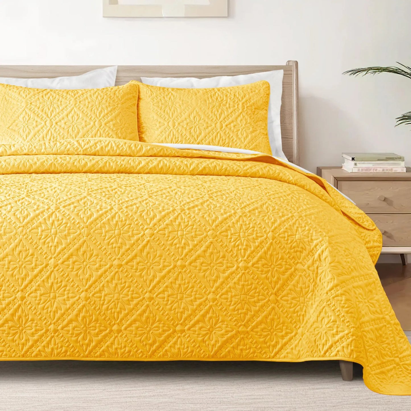 Modern Lightweight Quilt Bedding Set With Pillow Shams Microfiber Polyester