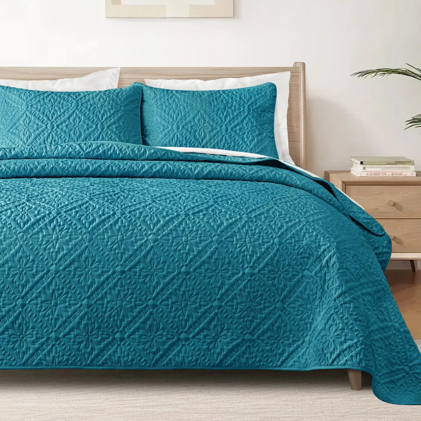 Modern Lightweight Quilt Bedding Set With Pillow Shams Microfiber Polyester