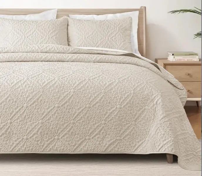 Modern Lightweight Quilt Bedding Set With Pillow Shams Microfiber Polyester