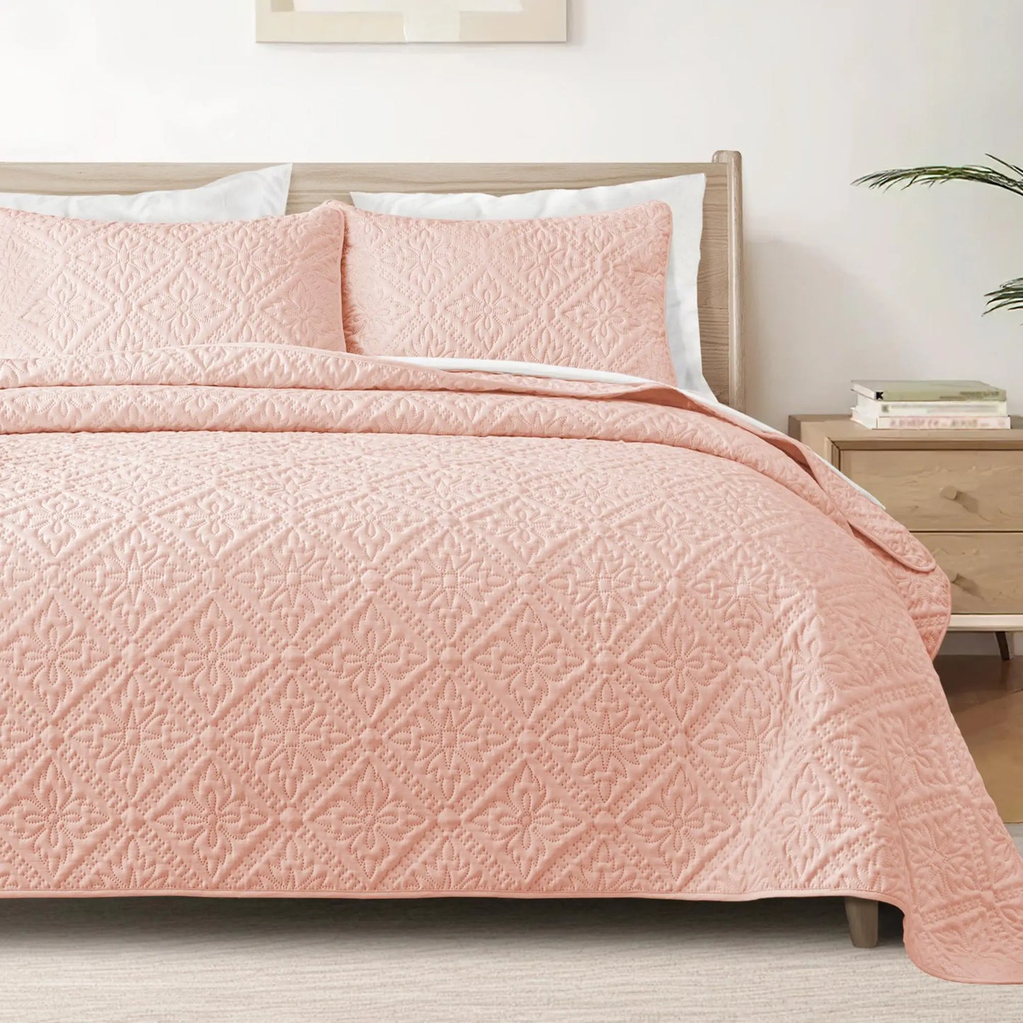 Modern Lightweight Quilt Bedding Set With Pillow Shams Microfiber Polyester