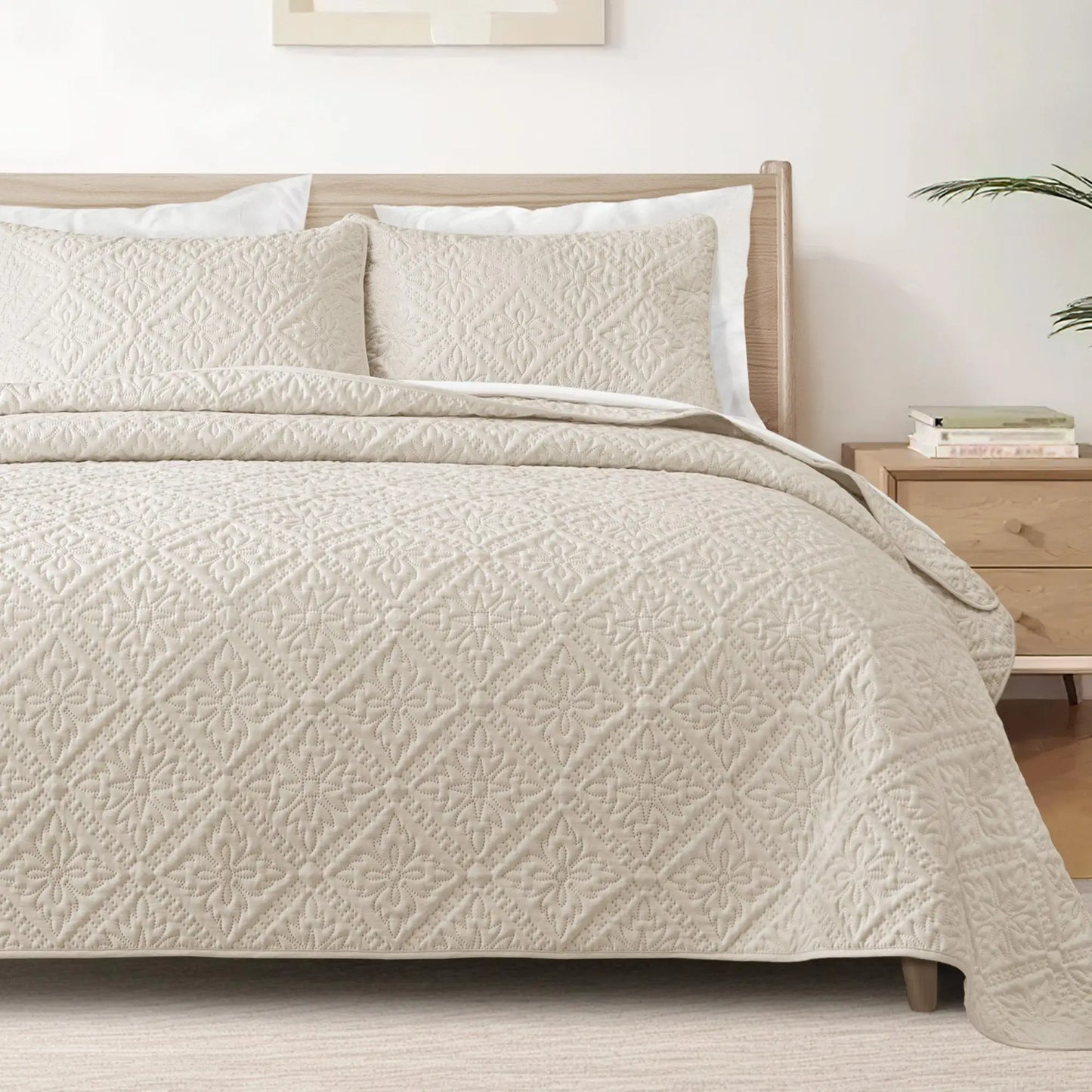 Modern Lightweight Quilt Bedding Set With Pillow Shams Microfiber Polyester