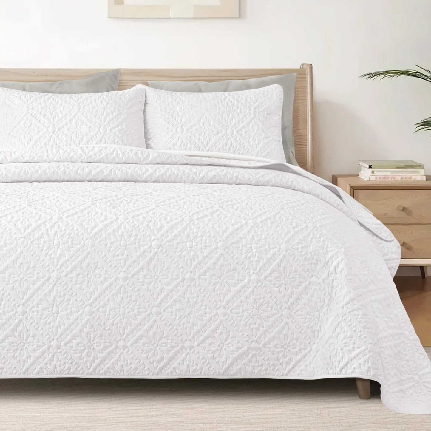 Modern Lightweight Quilt Bedding Set With Pillow Shams Microfiber Polyester