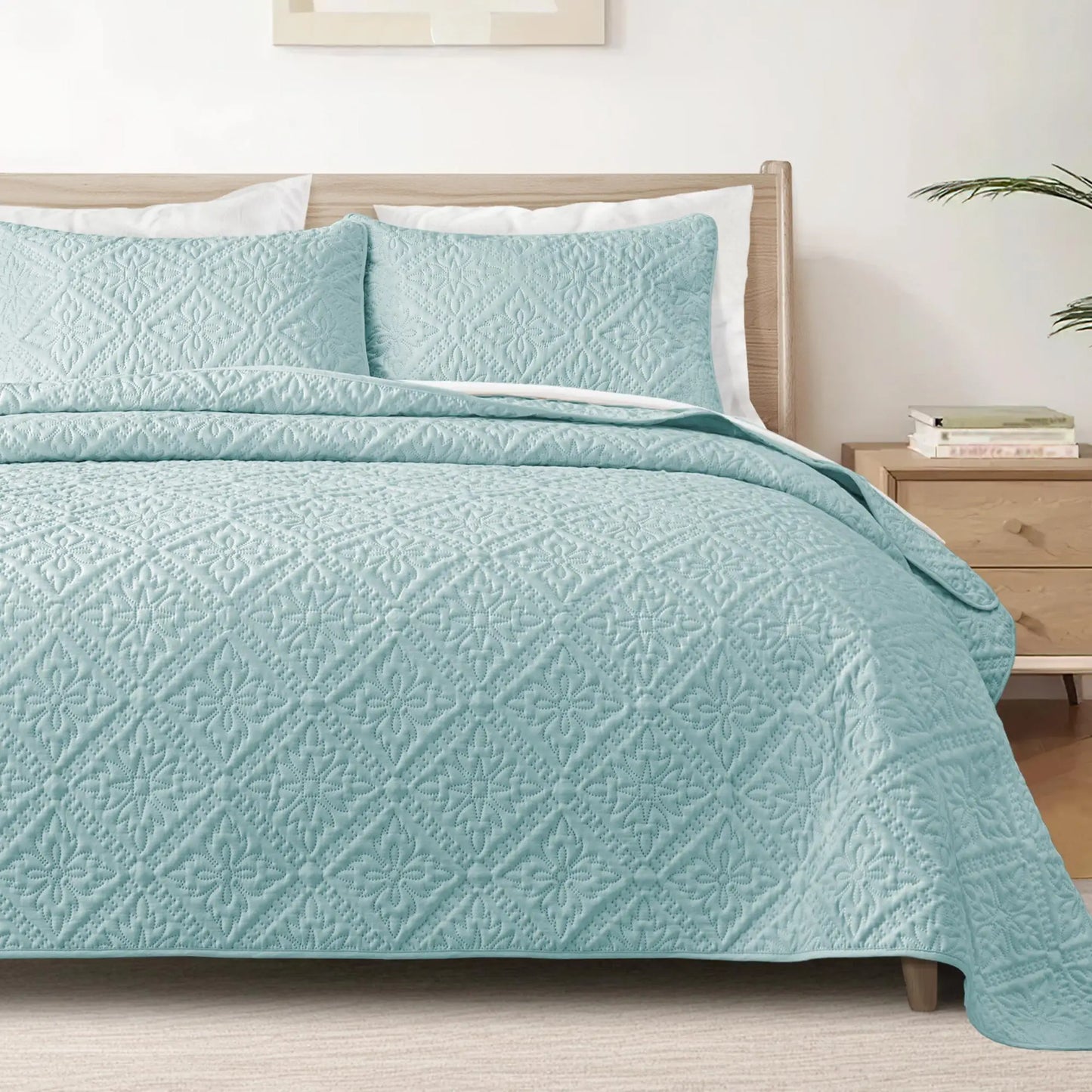 Modern Lightweight Quilt Bedding Set With Pillow Shams Microfiber Polyester