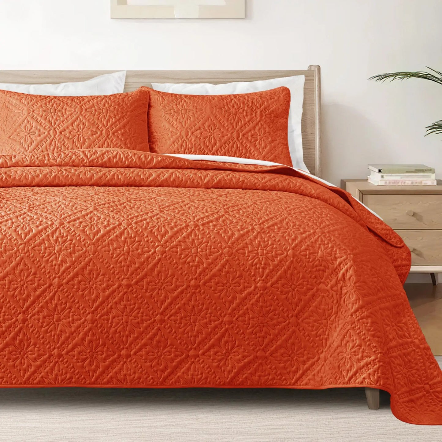 Modern Lightweight Quilt Bedding Set With Pillow Shams Microfiber Polyester