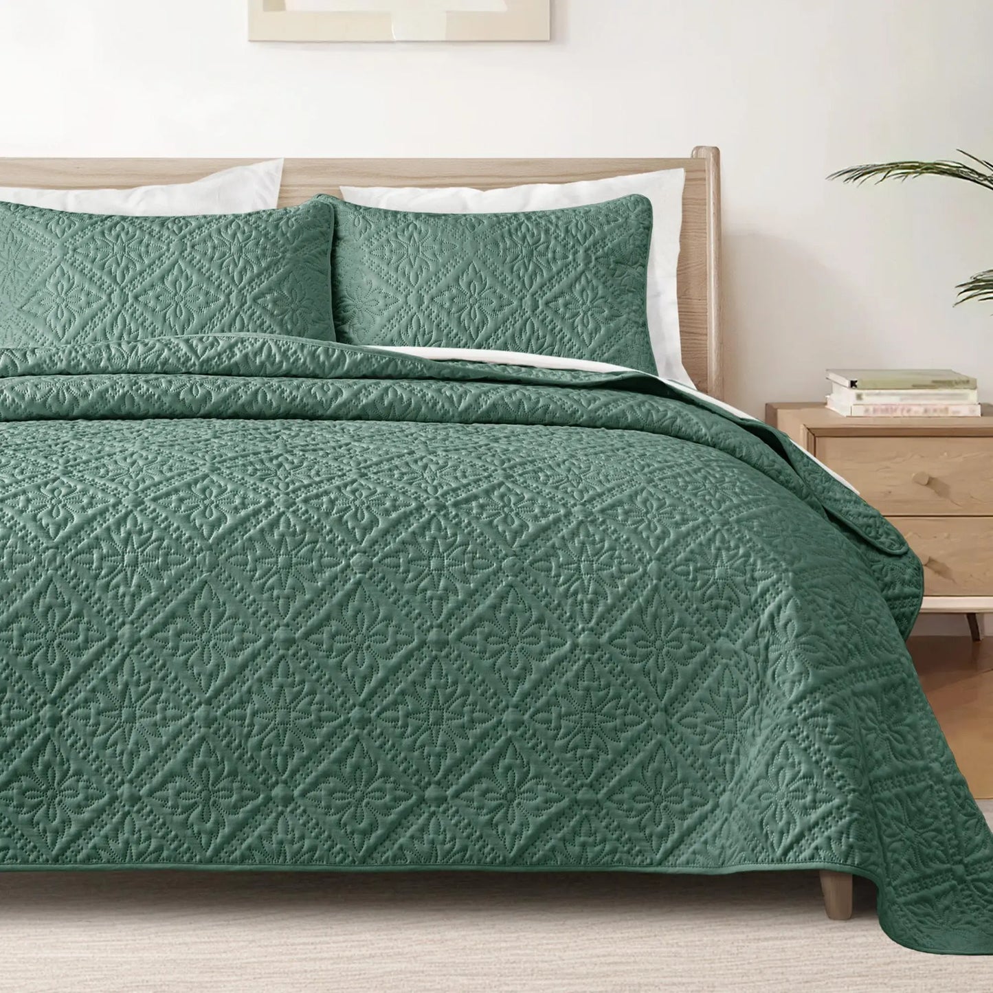 Modern Lightweight Quilt Bedding Set With Pillow Shams Microfiber Polyester