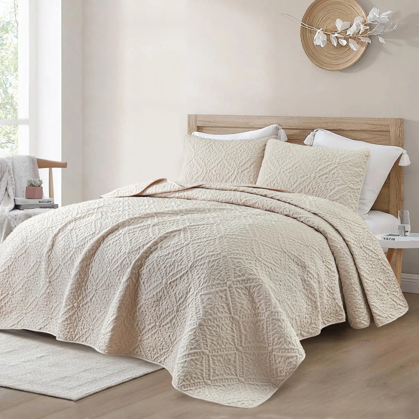 Modern Lightweight Quilt Bedding Set With Pillow Shams Microfiber Polyester