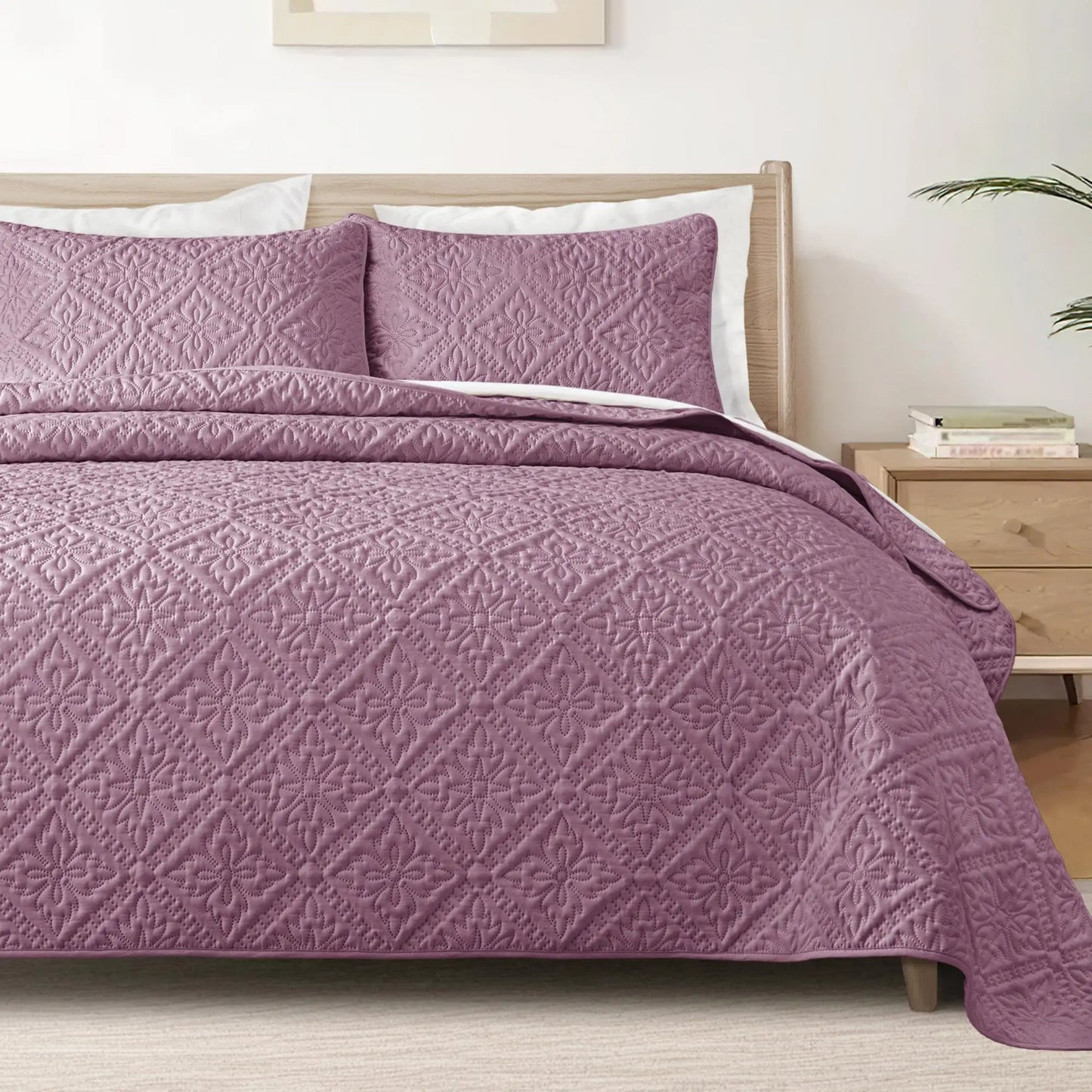 Modern Lightweight Quilt Bedding Set With Pillow Shams Microfiber Polyester